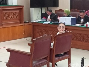 Nikita Mirzani Jumpa Fans di Ruang Sidang, Berujung Ditegur Hakim