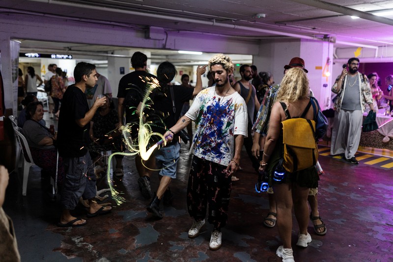 Sekelompok warga mengikuti pesta di dalam tempat penampungan umum di tempat parkir bawah tanah sebuah mal di tengah konflik Israel-Iran, di Tel Aviv, Israel 23 Juni 2025. REUTERS/Itai Ron