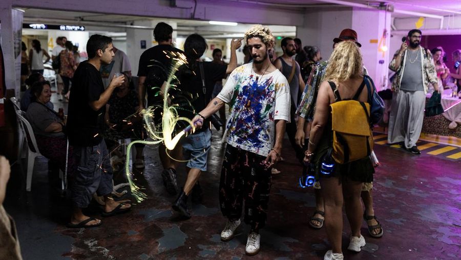 Sekelompok warga mengikuti pesta di dalam tempat penampungan umum di tempat parkir bawah tanah sebuah mal di tengah konflik Israel-Iran, di Tel Aviv, Israel 23 Juni 2025. REUTERS/Itai Ron
