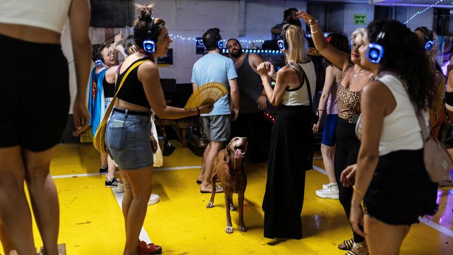 Sekelompok warga mengikuti pesta di dalam tempat penampungan umum di tempat parkir bawah tanah sebuah mal di tengah konflik Israel-Iran, di Tel Aviv, Israel 23 Juni 2025. REUTERS/Itai Ron