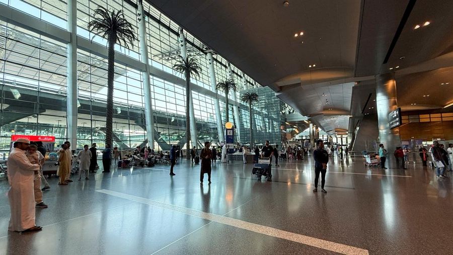 Orang-orang duduk di Bandara Internasional Hamad setelah Qatar membuka kembali wilayah udaranya setelah penutupan singkat akibat serangan rudal Iran di Pangkalan Udara Al Udeid pada hari Senin, di Doha, Qatar, 24 Juni 2025. Orang-orang duduk di Bandara Internasional Hamad setelah Qatar membuka kembali wilayah udaranya setelah penutupan singkat akibat serangan rudal Iran di Pangkalan Udara Al Udeid pada hari Senin, di Doha, Qatar, 24 Juni 2025. (REUTERS/Stringer)