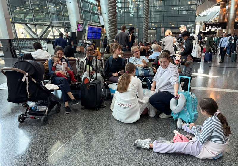 Orang-orang duduk di Bandara Internasional Hamad setelah Qatar membuka kembali wilayah udaranya setelah penutupan singkat akibat serangan rudal Iran di Pangkalan Udara Al Udeid pada hari Senin, di Doha, Qatar, 24 Juni 2025. Orang-orang duduk di Bandara Internasional Hamad setelah Qatar membuka kembali wilayah udaranya setelah penutupan singkat akibat serangan rudal Iran di Pangkalan Udara Al Udeid pada hari Senin, di Doha, Qatar, 24 Juni 2025. (REUTERS/Stringer)