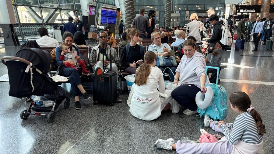 Orang-orang duduk di Bandara Internasional Hamad setelah Qatar membuka kembali wilayah udaranya setelah penutupan singkat akibat serangan rudal Iran di Pangkalan Udara Al Udeid pada hari Senin, di Doha, Qatar, 24 Juni 2025. Orang-orang duduk di Bandara Internasional Hamad setelah Qatar membuka kembali wilayah udaranya setelah penutupan singkat akibat serangan rudal Iran di Pangkalan Udara Al Udeid pada hari Senin, di Doha, Qatar, 24 Juni 2025. (REUTERS/Stringer)