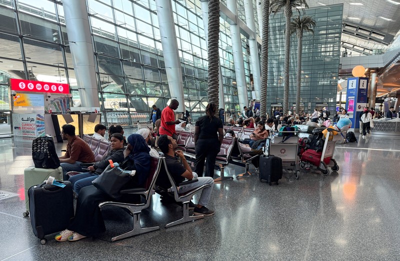 Orang-orang duduk di Bandara Internasional Hamad setelah Qatar membuka kembali wilayah udaranya setelah penutupan singkat akibat serangan rudal Iran di Pangkalan Udara Al Udeid pada hari Senin, di Doha, Qatar, 24 Juni 2025. Orang-orang duduk di Bandara Internasional Hamad setelah Qatar membuka kembali wilayah udaranya setelah penutupan singkat akibat serangan rudal Iran di Pangkalan Udara Al Udeid pada hari Senin, di Doha, Qatar, 24 Juni 2025. (REUTERS/Stringer)