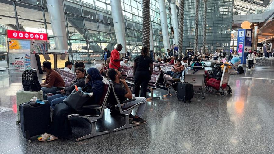 Orang-orang duduk di Bandara Internasional Hamad setelah Qatar membuka kembali wilayah udaranya setelah penutupan singkat akibat serangan rudal Iran di Pangkalan Udara Al Udeid pada hari Senin, di Doha, Qatar, 24 Juni 2025. Orang-orang duduk di Bandara Internasional Hamad setelah Qatar membuka kembali wilayah udaranya setelah penutupan singkat akibat serangan rudal Iran di Pangkalan Udara Al Udeid pada hari Senin, di Doha, Qatar, 24 Juni 2025. (REUTERS/Stringer)
