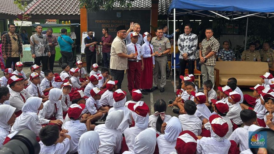Pengusaha Jusuf Hamka hadiri pelaksanaan program 'Makan Bahagia Gratis' di SDN Petojo Selatan 06, Selasa (24/6/2025). (CNBC Indonesia/Zahwa)