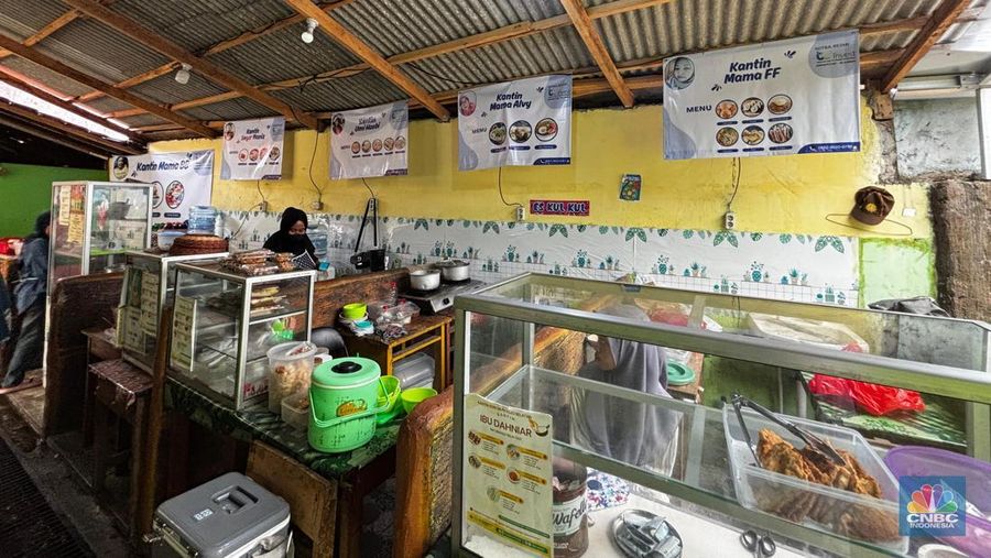 Pengusaha Jusuf Hamka hadiri pelaksanaan program 'Makan Bahagia Gratis' di SDN Petojo Selatan 06, Selasa (24/6/2025). (CNBC Indonesia/Zahwa)