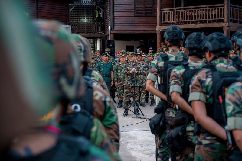 Warga Kamboja mengantre untuk menyeberangi Pos Pemeriksaan Perbatasan Khlong Luek yang ditutup setelah militer Thailand menutup penyeberangan perbatasan ke Kamboja untuk hampir semua pelancong, termasuk wisatawan dan pedagang, dengan alasan masalah keamanan di tengah meningkatnya ketegangan akibat sengketa perbatasan yang sudah berlangsung lama, di provinsi Sa Kaeo, Thailand, 24 Juni 2025. (REUTERS/Gobthanadesh Toraksa)