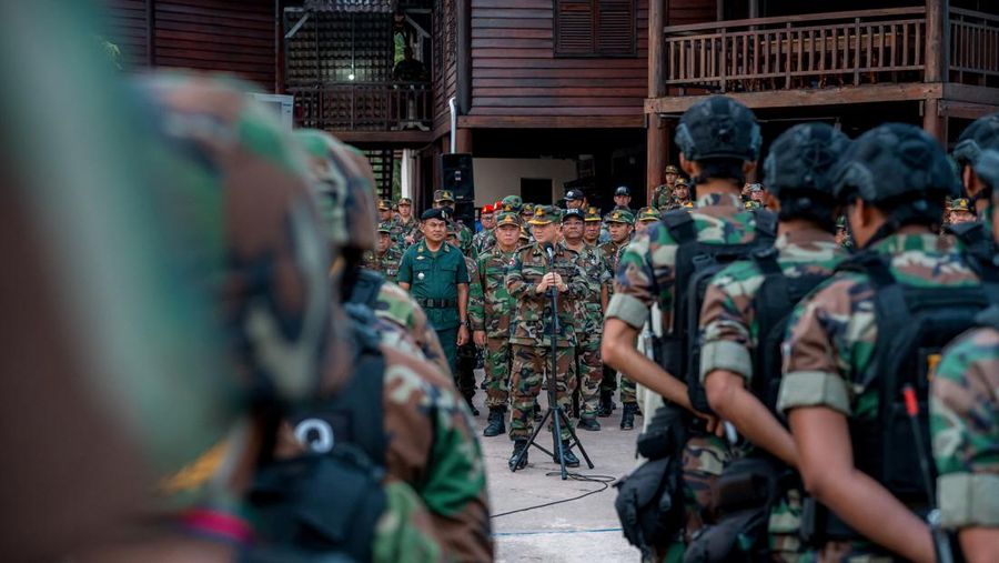 Warga Kamboja mengantre untuk menyeberangi Pos Pemeriksaan Perbatasan Khlong Luek yang ditutup setelah militer Thailand menutup penyeberangan perbatasan ke Kamboja untuk hampir semua pelancong, termasuk wisatawan dan pedagang, dengan alasan masalah keamanan di tengah meningkatnya ketegangan akibat sengketa perbatasan yang sudah berlangsung lama, di provinsi Sa Kaeo, Thailand, 24 Juni 2025. (REUTERS/Gobthanadesh Toraksa)