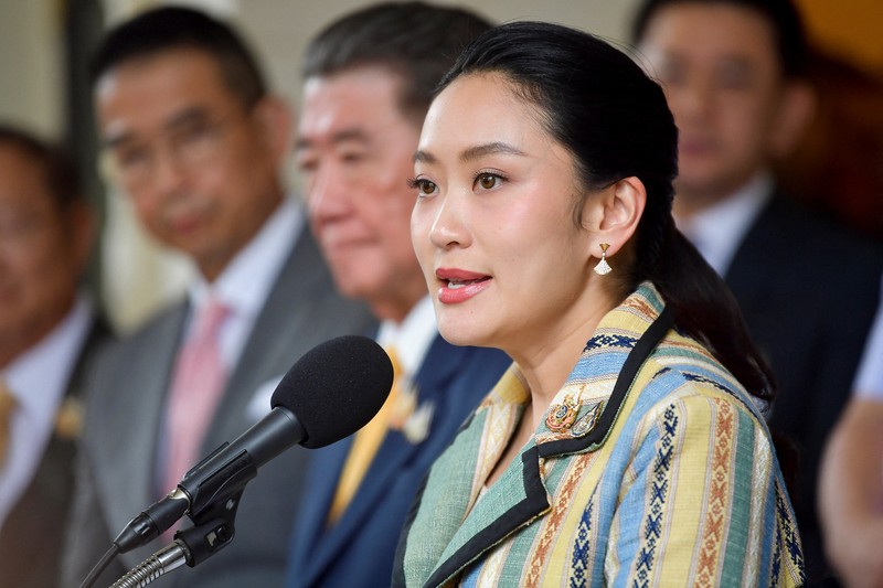 Warga Kamboja mengantre untuk menyeberangi Pos Pemeriksaan Perbatasan Khlong Luek yang ditutup setelah militer Thailand menutup penyeberangan perbatasan ke Kamboja untuk hampir semua pelancong, termasuk wisatawan dan pedagang, dengan alasan masalah keamanan di tengah meningkatnya ketegangan akibat sengketa perbatasan yang sudah berlangsung lama, di provinsi Sa Kaeo, Thailand, 24 Juni 2025. (REUTERS/Gobthanadesh Toraksa)