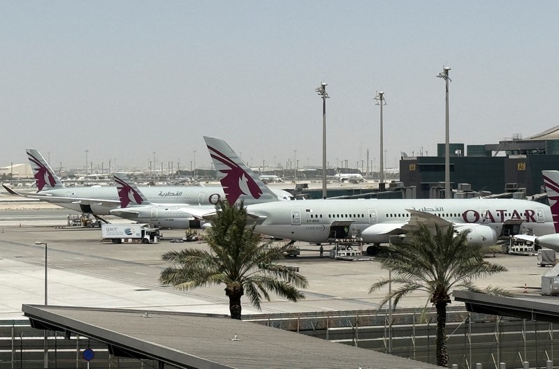 Orang-orang duduk di Bandara Internasional Hamad setelah Qatar membuka kembali wilayah udaranya setelah penutupan singkat akibat serangan rudal Iran di Pangkalan Udara Al Udeid pada hari Senin, di Doha, Qatar, 24 Juni 2025. Orang-orang duduk di Bandara Internasional Hamad setelah Qatar membuka kembali wilayah udaranya setelah penutupan singkat akibat serangan rudal Iran di Pangkalan Udara Al Udeid pada hari Senin, di Doha, Qatar, 24 Juni 2025. (REUTERS/Stringer)