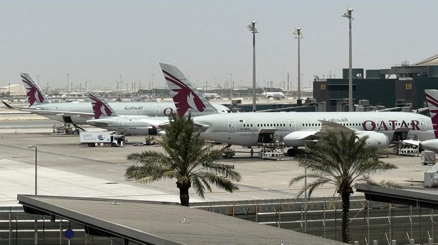 Orang-orang duduk di Bandara Internasional Hamad setelah Qatar membuka kembali wilayah udaranya setelah penutupan singkat akibat serangan rudal Iran di Pangkalan Udara Al Udeid pada hari Senin, di Doha, Qatar, 24 Juni 2025. Orang-orang duduk di Bandara Internasional Hamad setelah Qatar membuka kembali wilayah udaranya setelah penutupan singkat akibat serangan rudal Iran di Pangkalan Udara Al Udeid pada hari Senin, di Doha, Qatar, 24 Juni 2025. (REUTERS/Stringer)