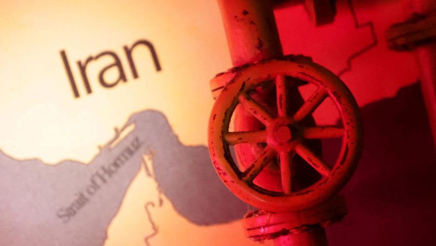 Peta yang menunjukkan Selat Hormuz dan Iran terlihat di belakang jaringan pipa minyak cetak 3D dalam ilustrasi ini yang diambil pada tanggal 22 Juni 2025. (REUTERS/Dado Ruvic/Illustration)