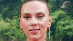Video Scarlett Johansson-Jonathan Bailey Ikutan Tren Senyum Kim Seon Ho