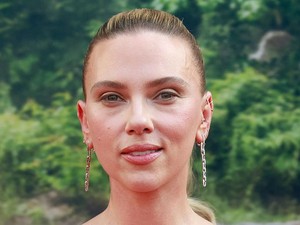 Pilih Gaya Riasan No-makeup, Scarlett Johansson Hanya Pakai 3 Produk