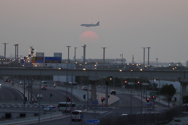 Orang-orang duduk di Bandara Internasional Hamad setelah Qatar membuka kembali wilayah udaranya setelah penutupan singkat akibat serangan rudal Iran di Pangkalan Udara Al Udeid pada hari Senin, di Doha, Qatar, 24 Juni 2025. Orang-orang duduk di Bandara Internasional Hamad setelah Qatar membuka kembali wilayah udaranya setelah penutupan singkat akibat serangan rudal Iran di Pangkalan Udara Al Udeid pada hari Senin, di Doha, Qatar, 24 Juni 2025. (REUTERS/Stringer)