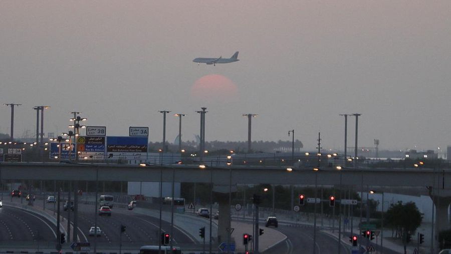 Orang-orang duduk di Bandara Internasional Hamad setelah Qatar membuka kembali wilayah udaranya setelah penutupan singkat akibat serangan rudal Iran di Pangkalan Udara Al Udeid pada hari Senin, di Doha, Qatar, 24 Juni 2025. (REUTERS/Stringer)