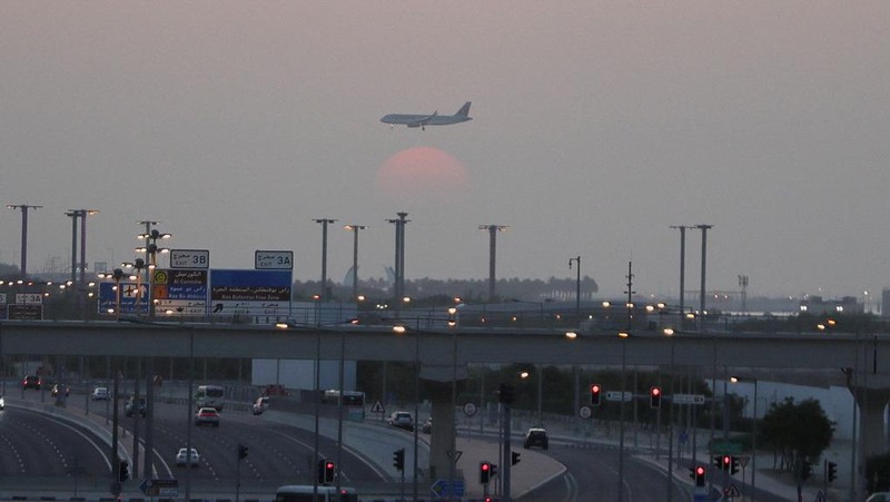 Orang-orang duduk di Bandara Internasional Hamad setelah Qatar membuka kembali wilayah udaranya setelah penutupan singkat akibat serangan rudal Iran di Pangkalan Udara Al Udeid pada hari Senin, di Doha, Qatar, 24 Juni 2025. (REUTERS/Stringer)