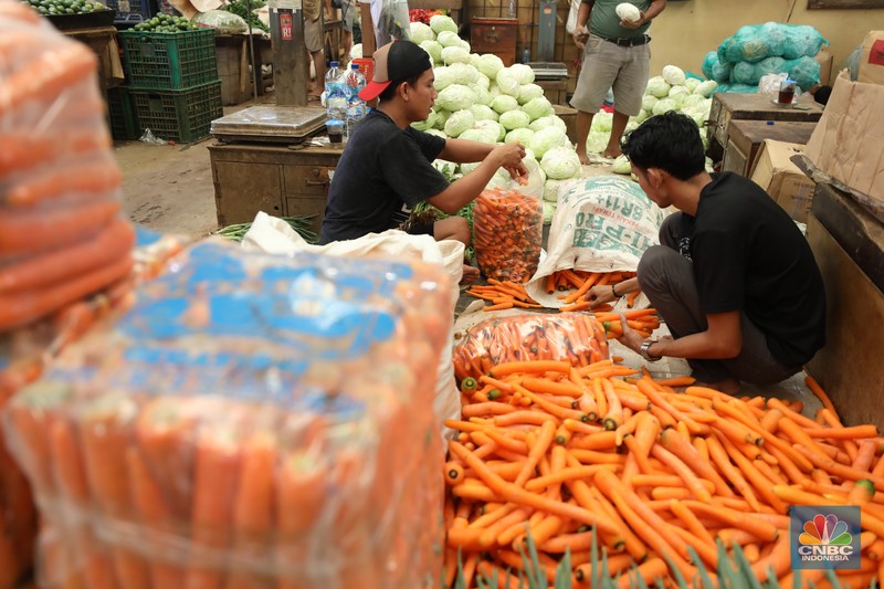 Sejumlah pekerja melakukan bongkar muat sayur dari Brebes, Jawa Tengah di Pasar Kramat Jati, Jakarta, Selasa (24/6/2025). Sejumlah pekerja melakukan bongkar muat sayur dari Brebes, Jawa Tengah di Pasar Kramat Jati, Jakarta, Selasa (24/6/2025). (CNBC Indonesia/Tri Susilo)