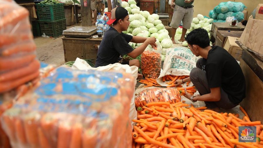 Sejumlah pekerja melakukan bongkar muat sayur dari Brebes, Jawa Tengah di Pasar Kramat Jati, Jakarta, Selasa (24/6/2025). Sejumlah pekerja melakukan bongkar muat sayur dari Brebes, Jawa Tengah di Pasar Kramat Jati, Jakarta, Selasa (24/6/2025). (CNBC Indonesia/Tri Susilo)