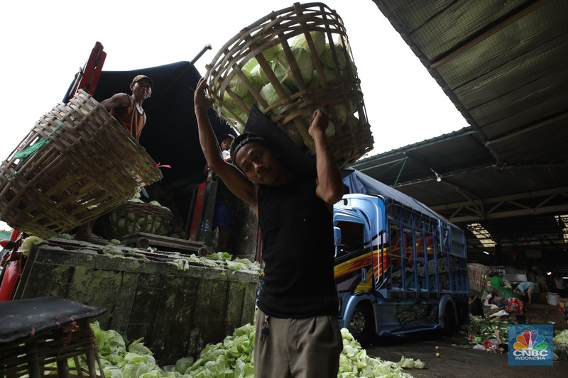 Sejumlah pekerja melakukan bongkar muat sayur dari Brebes, Jawa Tengah di Pasar Kramat Jati, Jakarta, Selasa (24/6/2025). Sejumlah pekerja melakukan bongkar muat sayur dari Brebes, Jawa Tengah di Pasar Kramat Jati, Jakarta, Selasa (24/6/2025). (CNBC Indonesia/Tri Susilo)