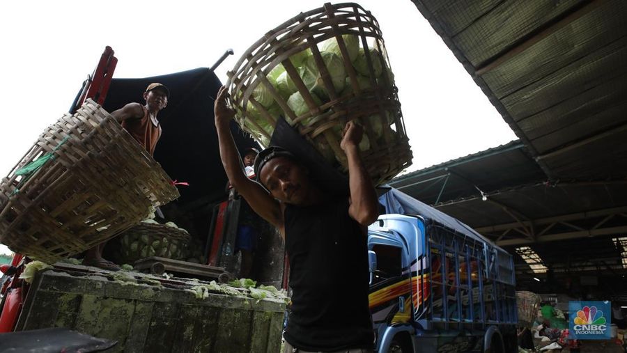 Sejumlah pekerja melakukan bongkar muat sayur dari Brebes, Jawa Tengah di Pasar Kramat Jati, Jakarta, Selasa (24/6/2025). Sejumlah pekerja melakukan bongkar muat sayur dari Brebes, Jawa Tengah di Pasar Kramat Jati, Jakarta, Selasa (24/6/2025). (CNBC Indonesia/Tri Susilo)
