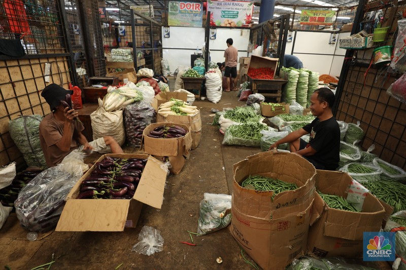 Sejumlah pekerja melakukan bongkar muat sayur dari Brebes, Jawa Tengah di Pasar Kramat Jati, Jakarta, Selasa (24/6/2025). Sejumlah pekerja melakukan bongkar muat sayur dari Brebes, Jawa Tengah di Pasar Kramat Jati, Jakarta, Selasa (24/6/2025). (CNBC Indonesia/Tri Susilo)