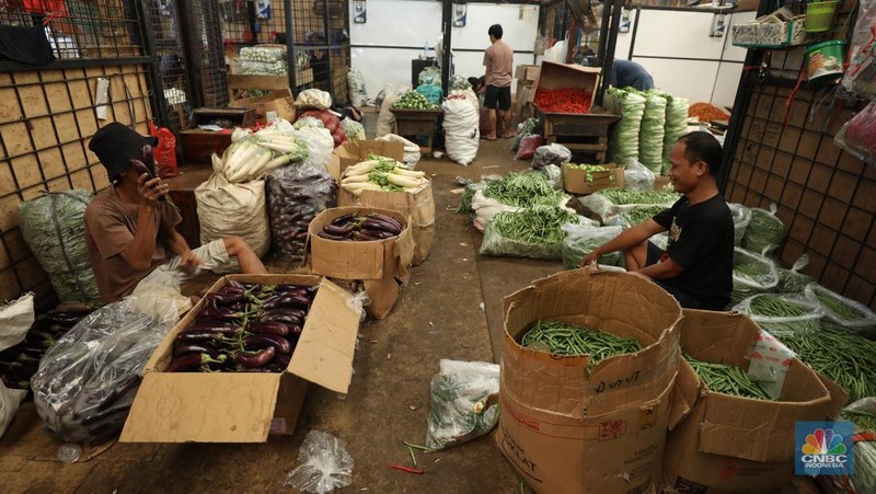 Sejumlah pekerja melakukan bongkar muat sayur dari Brebes, Jawa Tengah di Pasar Kramat Jati, Jakarta, Selasa (24/6/2025). (CNBC Indonesia/Tri Susilo)