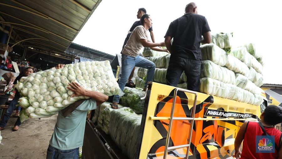 Sejumlah pekerja melakukan bongkar muat sayur dari Brebes, Jawa Tengah di Pasar Kramat Jati, Jakarta, Selasa (24/6/2025). Sejumlah pekerja melakukan bongkar muat sayur dari Brebes, Jawa Tengah di Pasar Kramat Jati, Jakarta, Selasa (24/6/2025). (CNBC Indonesia/Tri Susilo)