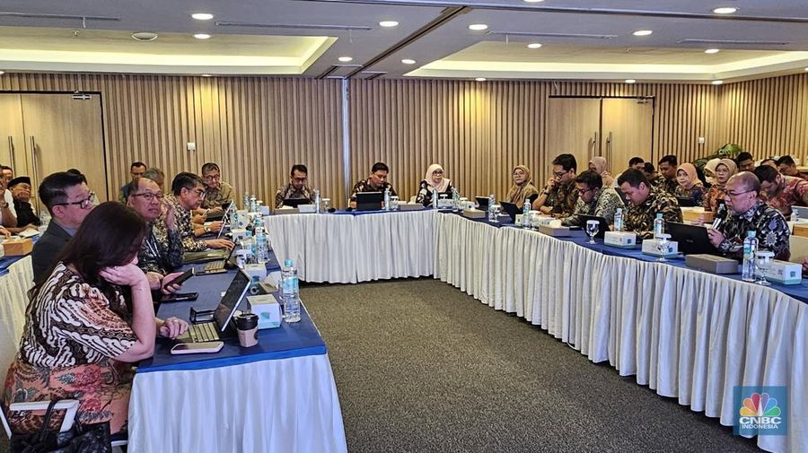 Sekjen Kementerian PKP (kiri) Didyk Choiroel dan Komisioner BP Tapera, Heru Pudyo Nugroho (tengah) dalam diskusi Usulan Kredit Usaha Rakyat (KUR) di sektor perumahan di Kantor BP Tapera, Jakarta, Selasa (24/6/2025). (CNBC Indonesia/Ferry Sandi)