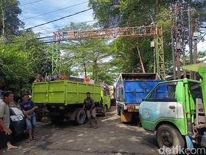 Truk Sampah Antre 4 Jam di TPA Antang Makassar, Kendaraan Mengular 1 Km