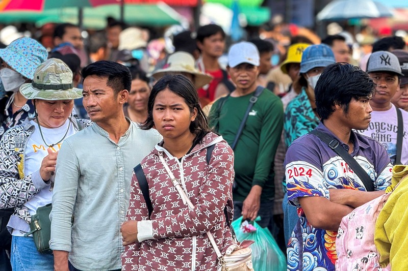 Warga Kamboja mengantre untuk menyeberangi Pos Pemeriksaan Perbatasan Khlong Luek yang ditutup setelah militer Thailand menutup penyeberangan perbatasan ke Kamboja untuk hampir semua pelancong, termasuk wisatawan dan pedagang, dengan alasan masalah keamanan di tengah meningkatnya ketegangan akibat sengketa perbatasan yang sudah berlangsung lama, di provinsi Sa Kaeo, Thailand, 24 Juni 2025. (REUTERS/Gobthanadesh Toraksa)