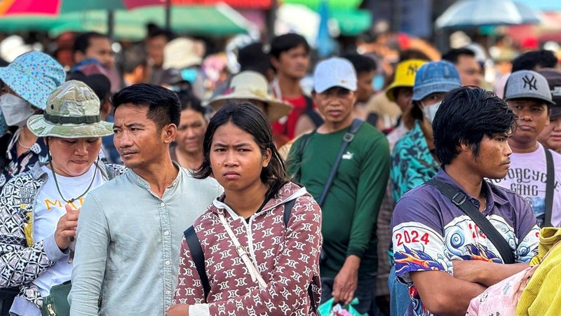 Warga Kamboja mengantre untuk menyeberangi Pos Pemeriksaan Perbatasan Khlong Luek yang ditutup setelah militer Thailand menutup penyeberangan perbatasan ke Kamboja untuk hampir semua pelancong, termasuk wisatawan dan pedagang, dengan alasan masalah keamanan di tengah meningkatnya ketegangan akibat sengketa perbatasan yang sudah berlangsung lama, di provinsi Sa Kaeo, Thailand, 24 Juni 2025. (REUTERS/Gobthanadesh Toraksa)