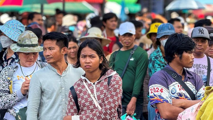 Warga Kamboja mengantre untuk menyeberangi Pos Pemeriksaan Perbatasan Khlong Luek yang ditutup setelah militer Thailand menutup penyeberangan perbatasan ke Kamboja untuk hampir semua pelancong, termasuk wisatawan dan pedagang, dengan alasan masalah keamanan di tengah meningkatnya ketegangan akibat sengketa perbatasan yang sudah berlangsung lama, di provinsi Sa Kaeo, Thailand, 24 Juni 2025. Warga Kamboja mengantre untuk menyeberangi Pos Pemeriksaan Perbatasan Khlong Luek yang ditutup setelah militer Thailand menutup penyeberangan perbatasan ke Kamboja untuk hampir semua pelancong, termasuk wisatawan dan pedagang, dengan alasan masalah keamanan di tengah meningkatnya ketegangan akibat sengketa perbatasan yang sudah berlangsung lama, di provinsi Sa Kaeo, Thailand, 24 Juni 2025. (REUTERS/Gobthanadesh Toraksa)