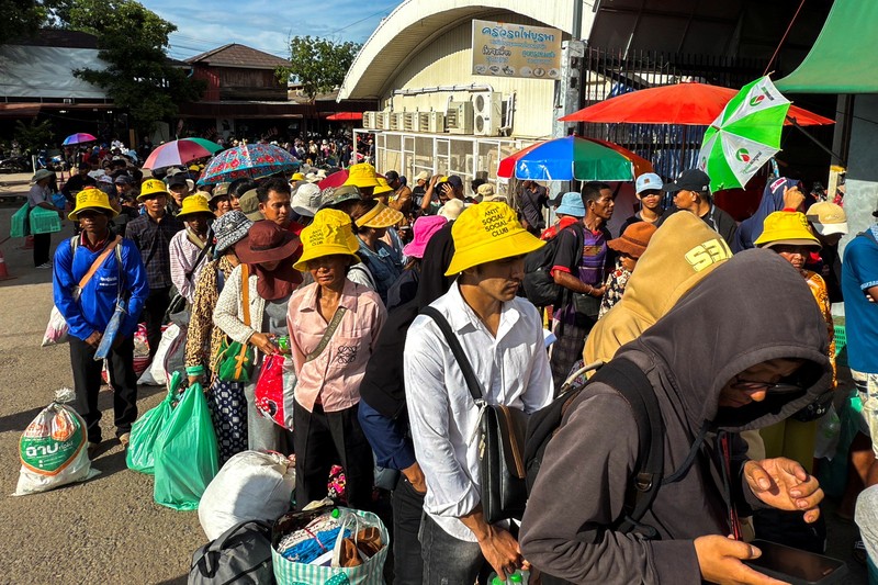 Warga Kamboja mengantre untuk menyeberangi Pos Pemeriksaan Perbatasan Khlong Luek yang ditutup setelah militer Thailand menutup penyeberangan perbatasan ke Kamboja untuk hampir semua pelancong, termasuk wisatawan dan pedagang, dengan alasan masalah keamanan di tengah meningkatnya ketegangan akibat sengketa perbatasan yang sudah berlangsung lama, di provinsi Sa Kaeo, Thailand, 24 Juni 2025. (REUTERS/Gobthanadesh Toraksa)