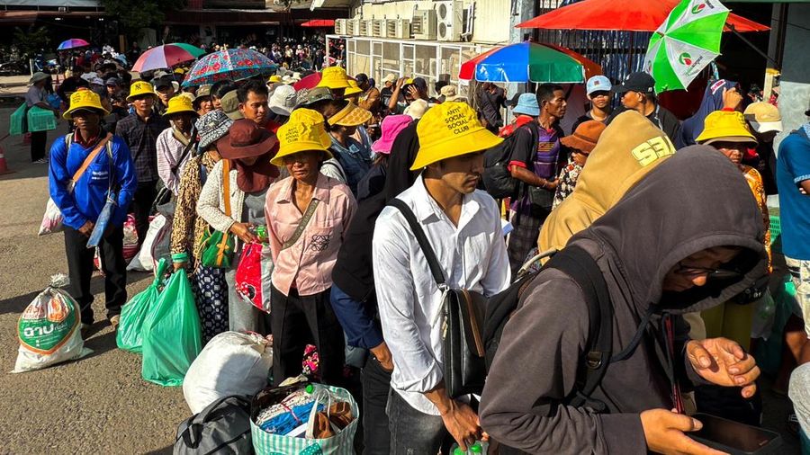 Warga Kamboja mengantre untuk menyeberangi Pos Pemeriksaan Perbatasan Khlong Luek yang ditutup setelah militer Thailand menutup penyeberangan perbatasan ke Kamboja untuk hampir semua pelancong, termasuk wisatawan dan pedagang, dengan alasan masalah keamanan di tengah meningkatnya ketegangan akibat sengketa perbatasan yang sudah berlangsung lama, di provinsi Sa Kaeo, Thailand, 24 Juni 2025. (REUTERS/Gobthanadesh Toraksa)