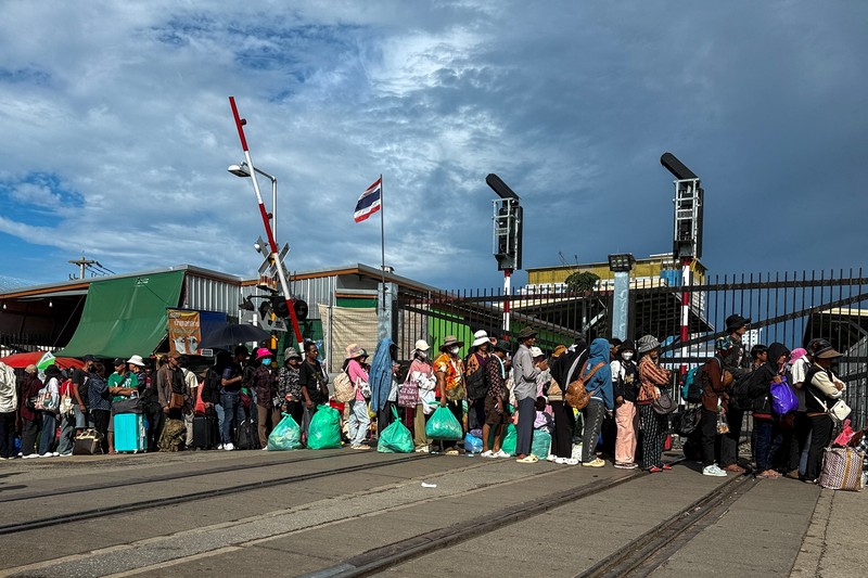 Warga Kamboja mengantre untuk menyeberangi Pos Pemeriksaan Perbatasan Khlong Luek yang ditutup setelah militer Thailand menutup penyeberangan perbatasan ke Kamboja untuk hampir semua pelancong, termasuk wisatawan dan pedagang, dengan alasan masalah keamanan di tengah meningkatnya ketegangan akibat sengketa perbatasan yang sudah berlangsung lama, di provinsi Sa Kaeo, Thailand, 24 Juni 2025. (REUTERS/Gobthanadesh Toraksa)