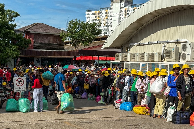 Warga Kamboja mengantre untuk menyeberangi Pos Pemeriksaan Perbatasan Khlong Luek yang ditutup setelah militer Thailand menutup penyeberangan perbatasan ke Kamboja untuk hampir semua pelancong, termasuk wisatawan dan pedagang, dengan alasan masalah keamanan di tengah meningkatnya ketegangan akibat sengketa perbatasan yang sudah berlangsung lama, di provinsi Sa Kaeo, Thailand, 24 Juni 2025. (REUTERS/Gobthanadesh Toraksa)
