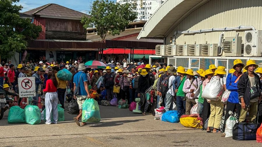 Warga Kamboja mengantre untuk menyeberangi Pos Pemeriksaan Perbatasan Khlong Luek yang ditutup setelah militer Thailand menutup penyeberangan perbatasan ke Kamboja untuk hampir semua pelancong, termasuk wisatawan dan pedagang, dengan alasan masalah keamanan di tengah meningkatnya ketegangan akibat sengketa perbatasan yang sudah berlangsung lama, di provinsi Sa Kaeo, Thailand, 24 Juni 2025. (REUTERS/Gobthanadesh Toraksa)