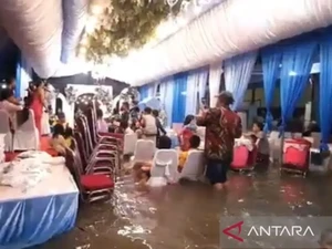 Pernikahan Digelar di Tengah Banjir Rob Muara Angke, Penghulu Digendong