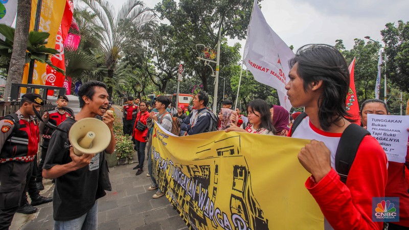 Warga Rumah Susun Sederhana Sewa (Rusunawa) Pesakih, Jakarta Barat, bersama jaringan solidaritas menggelar aksi penyampaian pernyataan sikap di depan Kantor Gubernur DKI Jakarta, Selasa (24/6/2025). (CNBC Indonesia/Faisal Rahman)