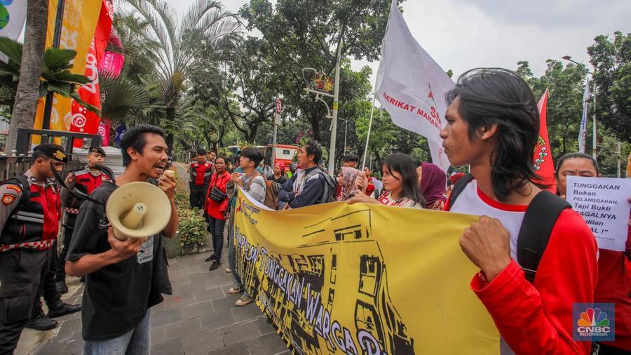 Warga Rumah Susun Sederhana Sewa (Rusunawa) Pesakih, Jakarta Barat, bersama jaringan solidaritas menggelar aksi penyampaian pernyataan sikap di depan Kantor Gubernur DKI Jakarta, Selasa (24/6/2025). (CNBC Indonesia/Faisal Rahman)
