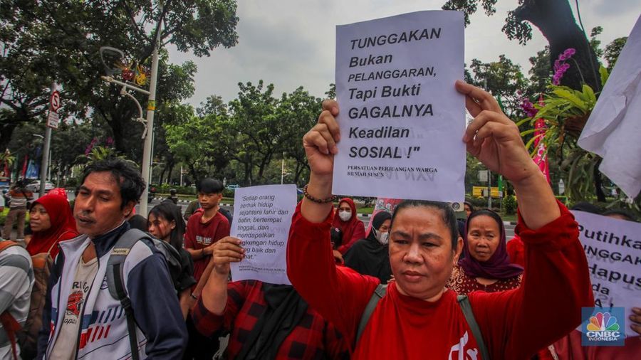 Warga Rumah Susun Sederhana Sewa (Rusunawa) Pesakih, Jakarta Barat, bersama jaringan solidaritas menggelar aksi penyampaian pernyataan sikap di depan Kantor Gubernur DKI Jakarta, Selasa (24/6/2025). (CNBC Indonesia/Faisal Rahman) Warga Rumah Susun Sederhana Sewa (Rusunawa) Pesakih, Jakarta Barat, bersama jaringan solidaritas menggelar aksi penyampaian pernyataan sikap di depan Kantor Gubernur DKI Jakarta, Selasa (24/6/2025). (CNBC Indonesia/Faisal Rahman)
