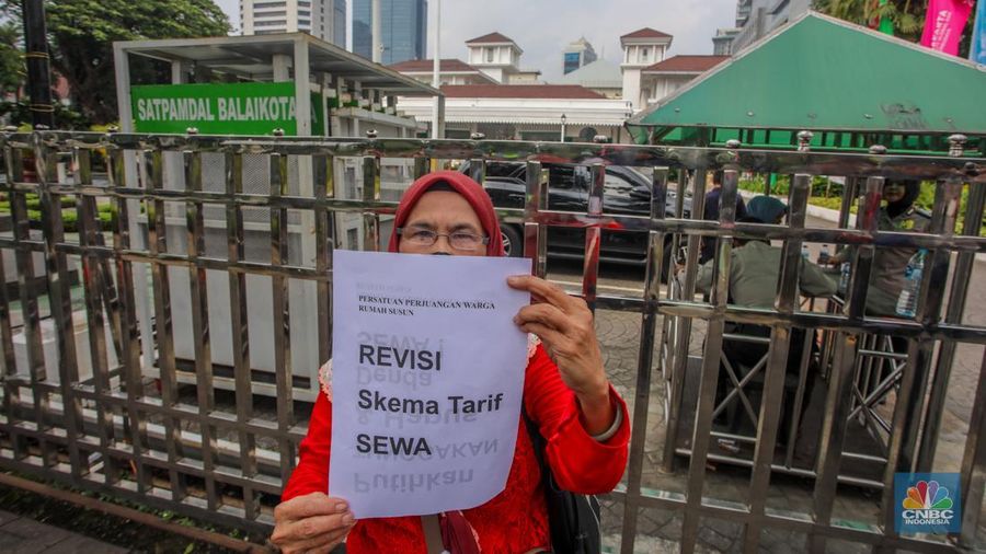 Warga Rumah Susun Sederhana Sewa (Rusunawa) Pesakih, Jakarta Barat, bersama jaringan solidaritas menggelar aksi penyampaian pernyataan sikap di depan Kantor Gubernur DKI Jakarta, Selasa (24/6/2025). (CNBC Indonesia/Faisal Rahman)