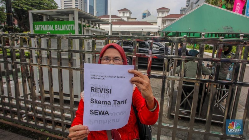 Warga Rumah Susun Sederhana Sewa (Rusunawa) Pesakih, Jakarta Barat, bersama jaringan solidaritas menggelar aksi penyampaian pernyataan sikap di depan Kantor Gubernur DKI Jakarta, Selasa (24/6/2025). (CNBC Indonesia/Faisal Rahman)