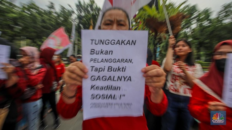 Warga Rumah Susun Sederhana Sewa (Rusunawa) Pesakih, Jakarta Barat, bersama jaringan solidaritas menggelar aksi penyampaian pernyataan sikap di depan Kantor Gubernur DKI Jakarta, Selasa (24/6/2025). (CNBC Indonesia/Faisal Rahman)