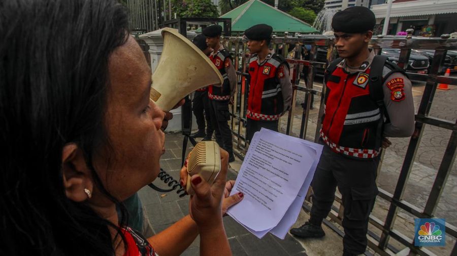 Warga Rumah Susun Sederhana Sewa (Rusunawa) Pesakih, Jakarta Barat, bersama jaringan solidaritas menggelar aksi penyampaian pernyataan sikap di depan Kantor Gubernur DKI Jakarta, Selasa (24/6/2025). (CNBC Indonesia/Faisal Rahman) Warga Rumah Susun Sederhana Sewa (Rusunawa) Pesakih, Jakarta Barat, bersama jaringan solidaritas menggelar aksi penyampaian pernyataan sikap di depan Kantor Gubernur DKI Jakarta, Selasa (24/6/2025). (CNBC Indonesia/Faisal Rahman)