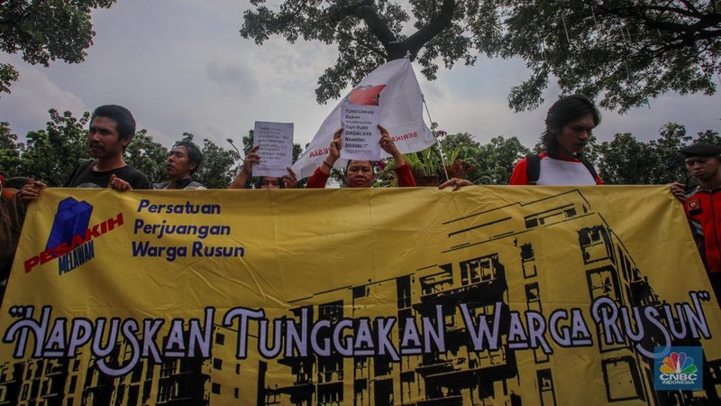 Warga Rumah Susun Sederhana Sewa (Rusunawa) Pesakih, Jakarta Barat, bersama jaringan solidaritas menggelar aksi penyampaian pernyataan sikap di depan Kantor Gubernur DKI Jakarta, Selasa (24/6/2025). (CNBC Indonesia/Faisal Rahman)