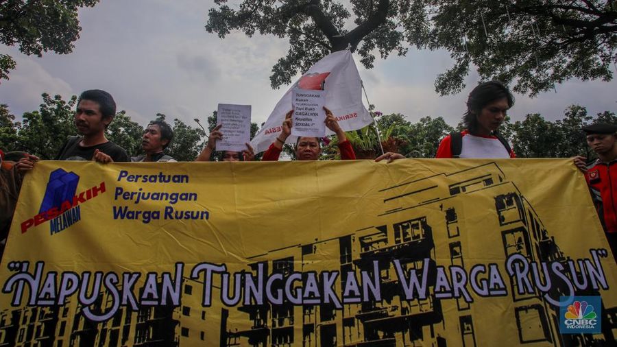 Warga Rumah Susun Sederhana Sewa (Rusunawa) Pesakih, Jakarta Barat, bersama jaringan solidaritas menggelar aksi penyampaian pernyataan sikap di depan Kantor Gubernur DKI Jakarta, Selasa (24/6/2025). (CNBC Indonesia/Faisal Rahman) Warga Rumah Susun Sederhana Sewa (Rusunawa) Pesakih, Jakarta Barat, bersama jaringan solidaritas menggelar aksi penyampaian pernyataan sikap di depan Kantor Gubernur DKI Jakarta, Selasa (24/6/2025). (CNBC Indonesia/Faisal Rahman)