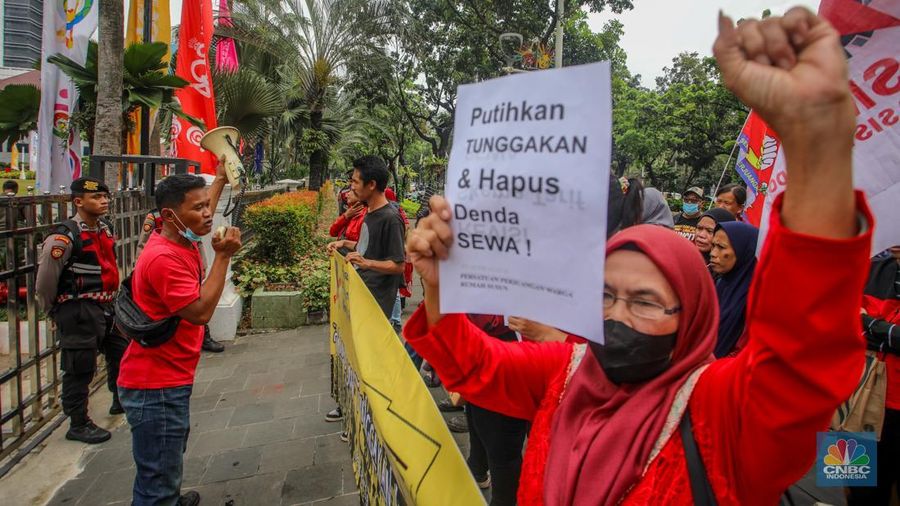 Warga Rumah Susun Sederhana Sewa (Rusunawa) Pesakih, Jakarta Barat, bersama jaringan solidaritas menggelar aksi penyampaian pernyataan sikap di depan Kantor Gubernur DKI Jakarta, Selasa (24/6/2025). (CNBC Indonesia/Faisal Rahman) Warga Rumah Susun Sederhana Sewa (Rusunawa) Pesakih, Jakarta Barat, bersama jaringan solidaritas menggelar aksi penyampaian pernyataan sikap di depan Kantor Gubernur DKI Jakarta, Selasa (24/6/2025). (CNBC Indonesia/Faisal Rahman)
